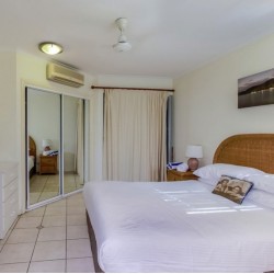 Coral Horizons Palm Cove - Self-contained Apartments right on the Esplanade and a few steps away from the beach featuring private balconies with ocean views