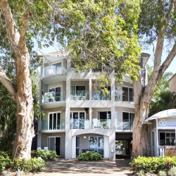 Coral Horizons Palm Cove - Self-contained Apartments right on the Esplanade and a few steps away from the beach featuring private balconies with ocean views